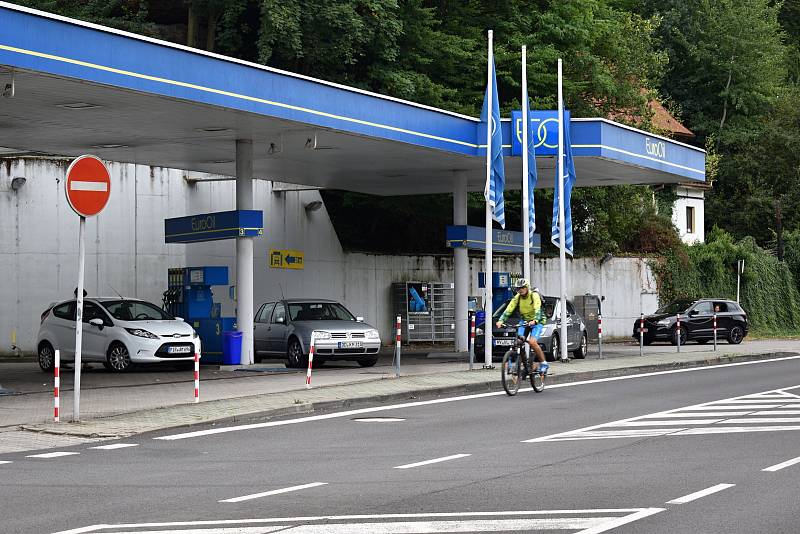 Turisté se do Hřenska vrací po požáru jen velmi pozvolna