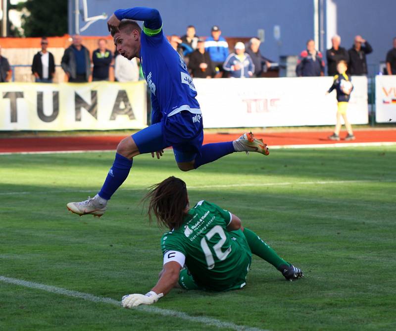 VÍTĚZSTVÍ. Varnsdorf (v modrém) porazil Hradec Králové 1:0.