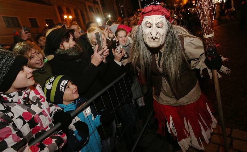 Po náměstí v Benešově nad Ploučnicí se proháněli čerti krampusáci