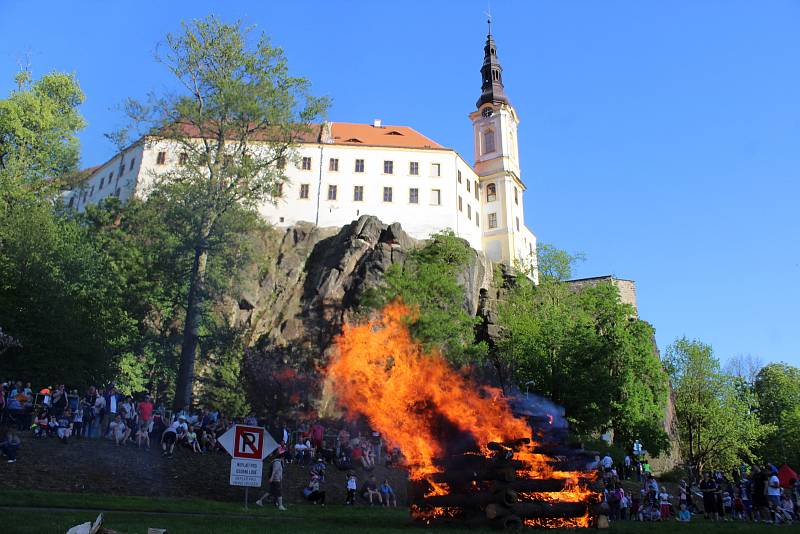 Pálení čarodějnic v Děčíně pod zámkem.