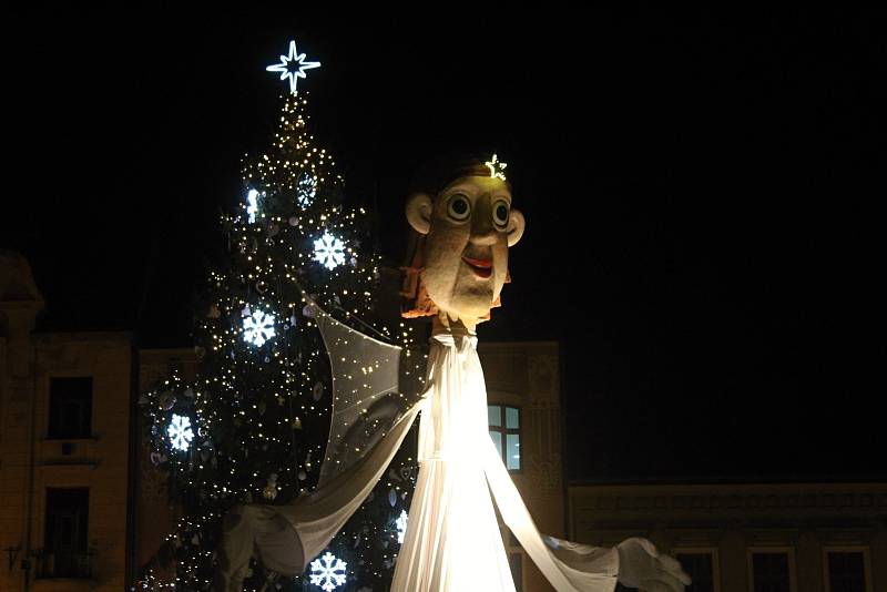 Poslední adventní víkend zahájili v Děčíně SaH, obří anděl a smyčcové trio Inflagranti společně se sborem DDM Děčín.