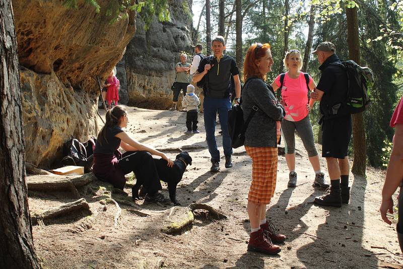 Vášniví turisté zahájili sezonu v národním parku několikakilometrovým výletem.