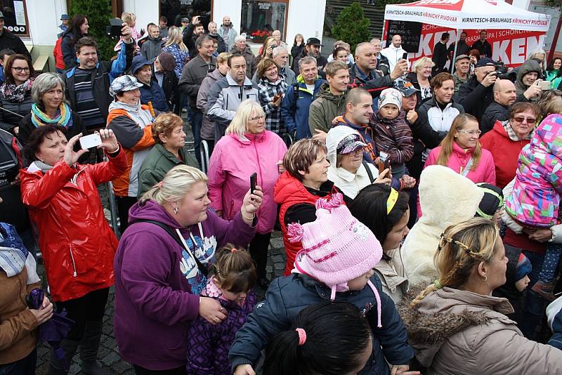 Cestovatelé z Krásné Lípy se vrátili po dvou letech domů. Čekalo je velkolepé uvítání. 