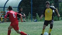 MAJÍ BOD. Česká Kamenice (v červeném) remizovala 0:0 s Chlumcem.