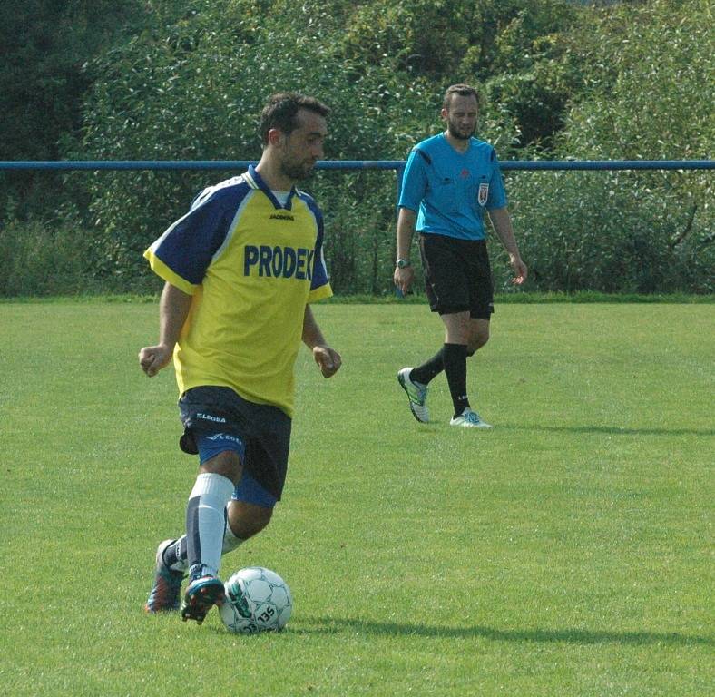 VÍTĚZSTVÍ ZŮSTALO DOMA. Aneb Česká Kamenice B (žluté dresy) doma porazila Chřibskou 4:1.