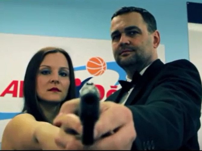 Trenér BK Děčína Pavel Budínský (vpravo) střílí na videu z pistole. 