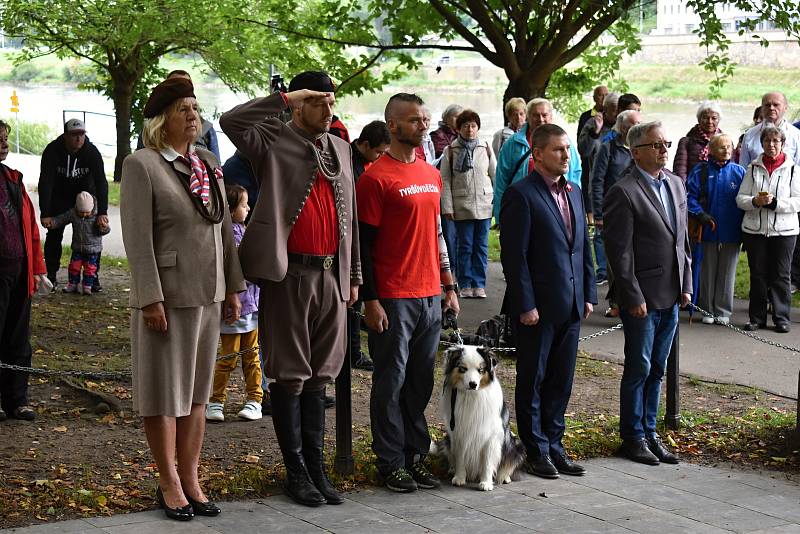 Sokolové přišli položit květiny k pomníku Miroslava Tyrše.