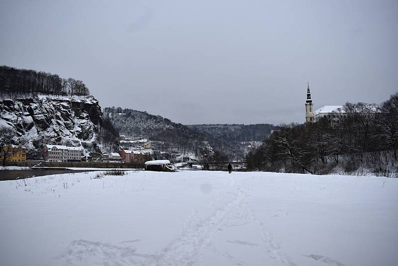 Děčín zasypal v noci na pondělí 8. února sníh.