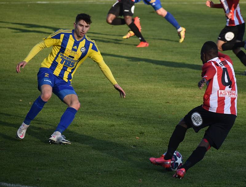 Fotbalisté Varnsdorfu (žlutomodré dresy) doma prohráli 1:3 se Žižkovem.