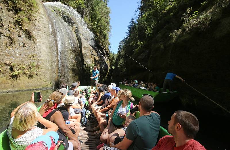 Do soutěsek ve Hřensku každoročně míří stovky tisíc turistů.