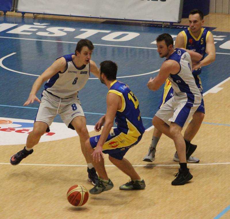 ŠKODA. Děčínští basketbalisté ztratili proti Teplicím dobře rozehraný zápas.