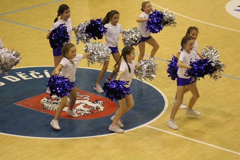 BYLY TO NERVY! Děčínští basketbalisté doma porazili Pardubice 74:73.