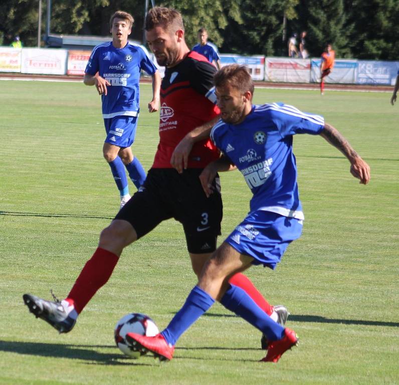 VARNSDORF (v modrém) doma hostil MAS Táborsko.