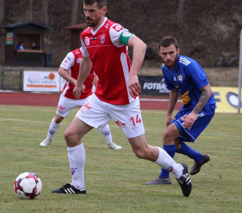 FOTBALOVÉ JARO ZAČALO. Varnsdorf (v modrém) doma přivítal Pardubice.