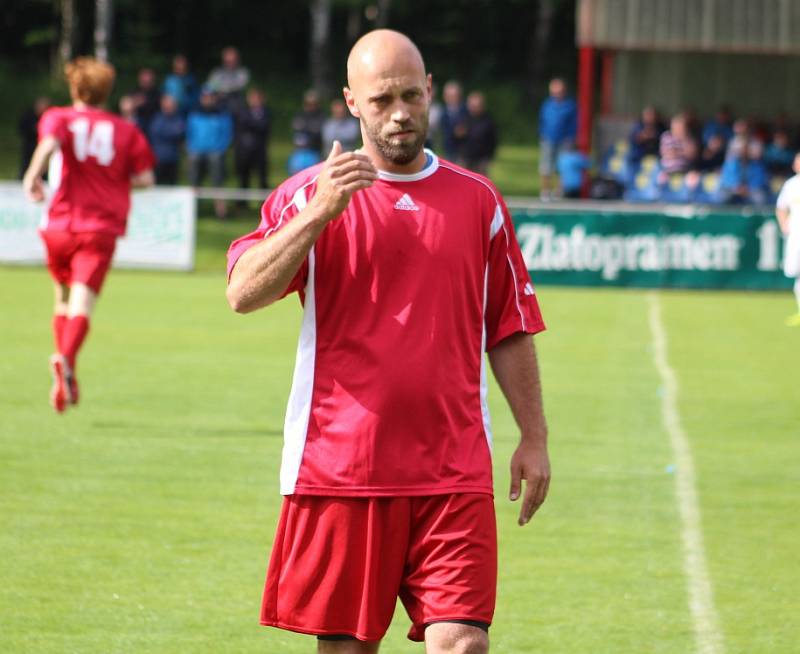 REMÍZA 2:2 se zrodila ve velkém derby mezi Modrou a Jílovým. Na penalty pak vyhrálo 5:4 Jílové.