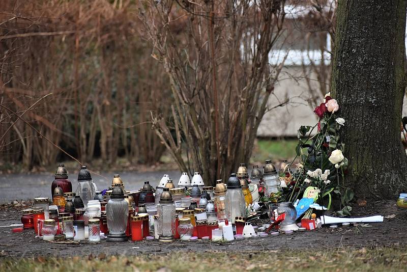 Za zavražděného13letého chlapce hoří u jeho školy svíčky a vlaje černá vlajka.