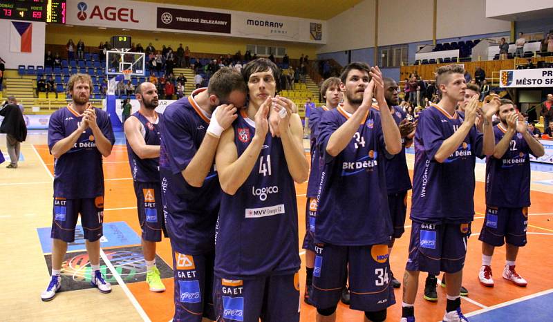 OPĚT BRONZ. Děčínští basketbalisté (v modrém) na finále nedosáhli.