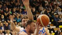 SEMIFINÁLE JE BLÍZKO! Děčínští basketbalisté (v bílém) porazili USK Praha a v sérii vedou 2:1.