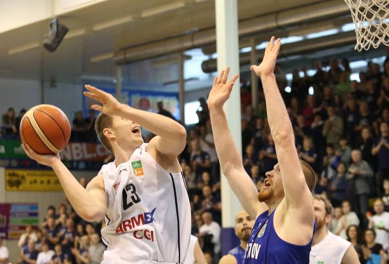 PARÁDA! Děčínští basketbalisté (bílé dresy) doma porazili Prostějov a v semifinále vedou 1:0!