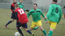 DOBRÝ START! Fotbalisté Modré (červené dresy) doma porazili Horní Jiřetín 3:2.