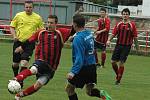 LÍDR NEZAVÁHAL. SA Děčín (v pruhovaném) porazil Dobkovice 5:0.