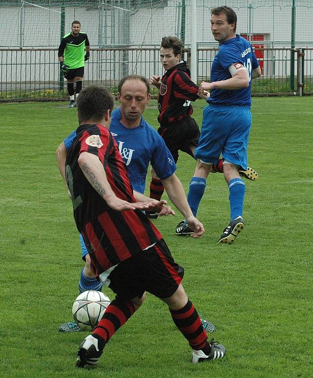 UNION DĚČÍN (pruhované dresy) doma prohrál s Chuderovem 0:2.