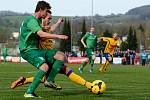 FOTBALISTÉ VARNSDORFU (ve žlutém) doma remizovali 2:2 s Vltavínem.