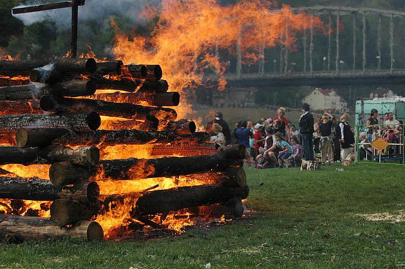 Už tradiční největší děčínské Pálení čarodějnic se opět konalo na Smetanově nábřeží.