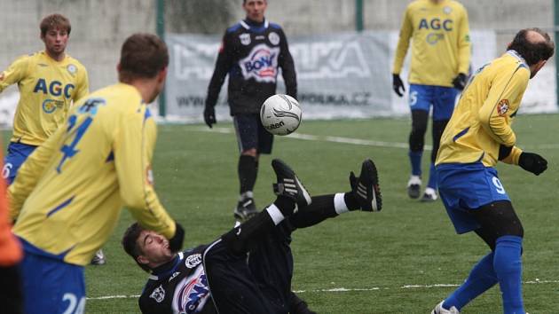 Poslední hrací den Tipsport ligy se na umělé trávě v Děčíně hrály duely Teplice versus Kladno a ústí n. L. versus Most.  