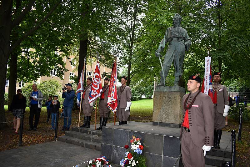 Sokolové přišli položit květiny k pomníku Miroslava Tyrše.