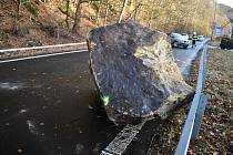 Na silnici mezi Hřenskem a Schmilkou dopadl velký kámen.
