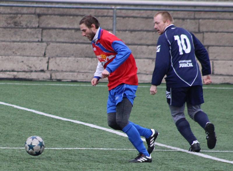 OBHÁJCE VYHRÁL. Fotbalisté Skalice (v červeném) porazili Doksy 4:1.