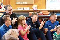 NADÍLKA. Fotbalisté Varnsdorfu potěšili svou návštěvou děti ve speciální školce Čtyřlístek.