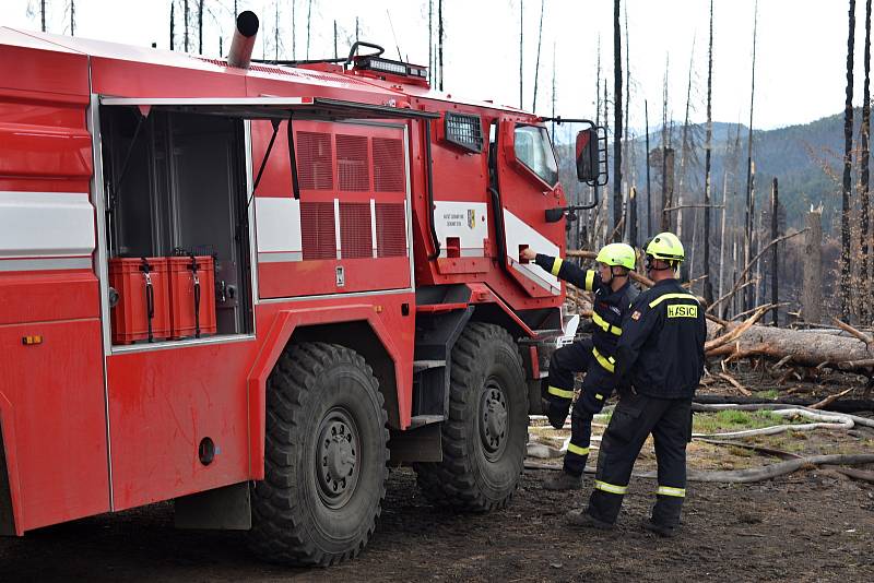 Na Mlýnské cestě mají hasiči stále plné ruce práce.