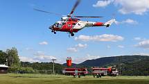 U lesního požáru ve Františkově pomáhal i armádní vrtulník.