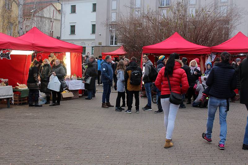 Na trhy mohli lidé vyrazit i o druhém adventním víkendu.