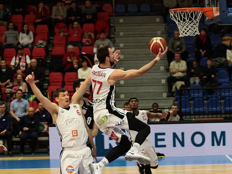 BOJOVALI. Děčínští basketbalisté bojovali, v Nymburku ale prohráli.