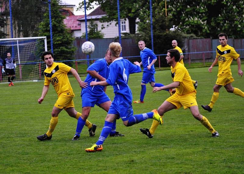 DŮLEŽITÉ BODY vybojoval Šluknov, když doma porazil Mojžíř 1:0.