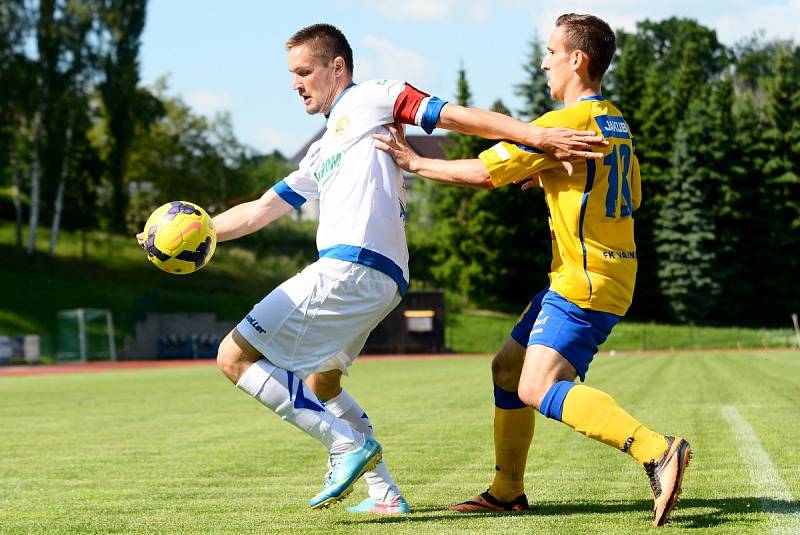 VÍTĚZNÉ LOUČENÍ. Varnsdorf (ve žlutém) porazil Zlín 2:1.