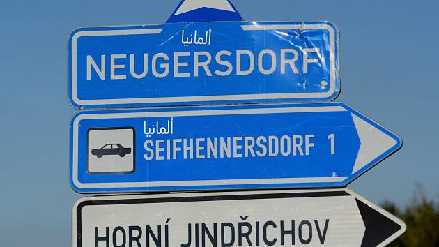 ARABSKÉ NÁPISY se objevily hned na několika dopravních značkách na Šluknovsku. Nápis znamená v překladu do češtiny jediné slovo: Německo.