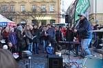Lidé si na Masarykově náměstí v Děčíně zazpívali s Tomášem Kettnerem.