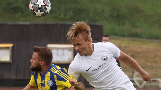 Fotbalisté Varnsdorfu (žlutá) doma porazili Liberec B 2:1.