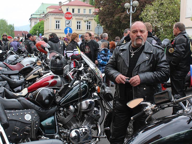 Motorkáři z několika evropských zemí projeli Děčínem.