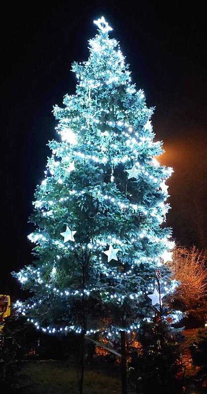 Vánoční strom na Mírovém náměstí ve Velkém Šenově