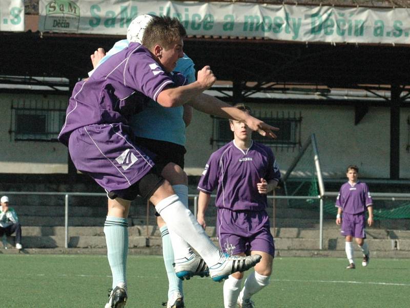 DALŠÍ VÝHRA. Junior Děčín (bledě modrá) porazil Krupku 5:4.