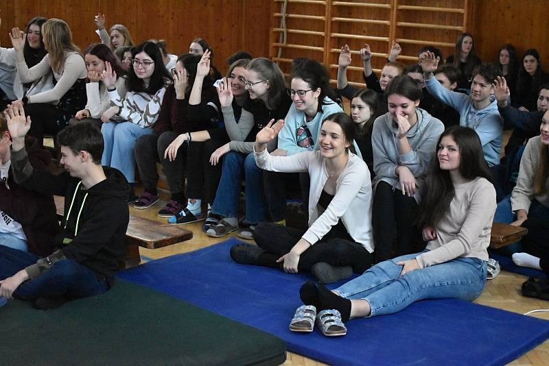 Děčínské gymnázium patřilo na jeden den poezii.