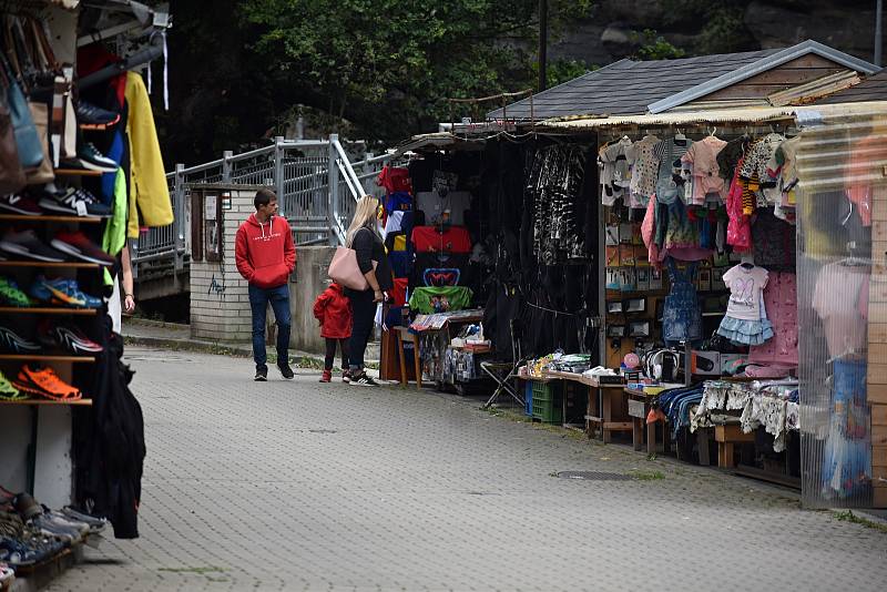 Turisté se do Hřenska vrací po požáru jen velmi pozvolna