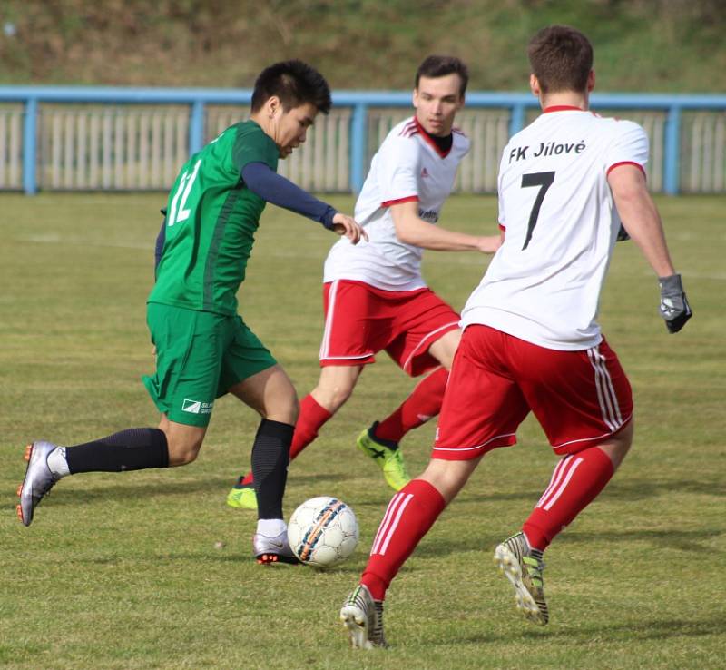 ZABOJOVALI. Fotbalisté Jílové (v bílém) doma získali proti Perštejnu bod.