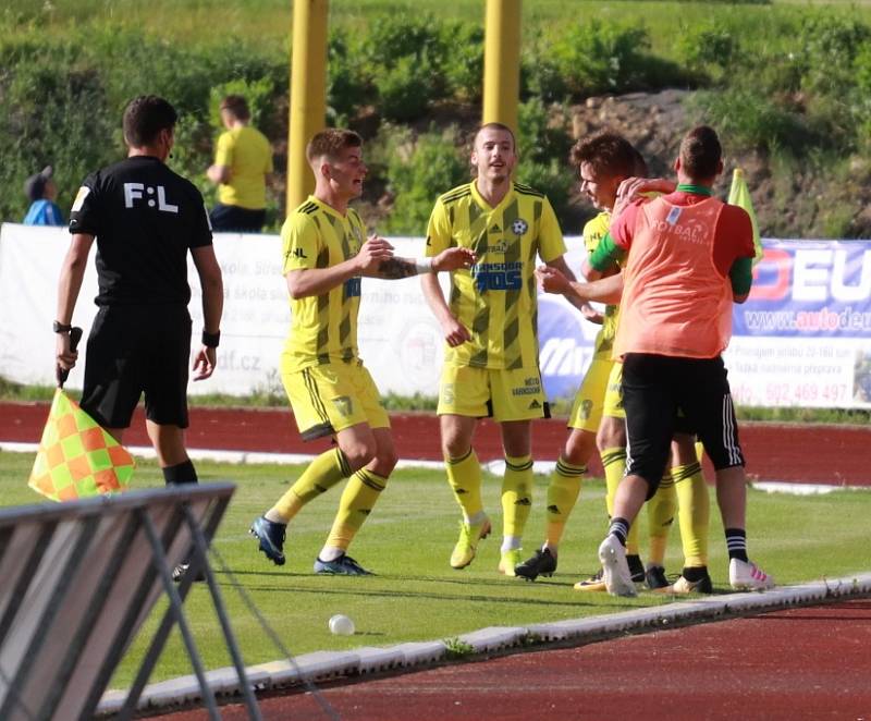 Důležitá výhra! Fotbalisté Varnsdorfu (ve žlutém) doma porazily poslední Vítkovice 3:1.
