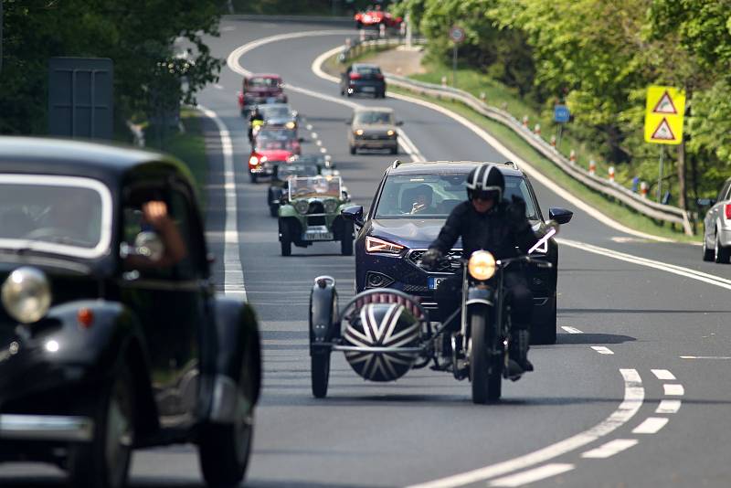 Na Šébru se konaly tradiční závody motoristických veteránů.